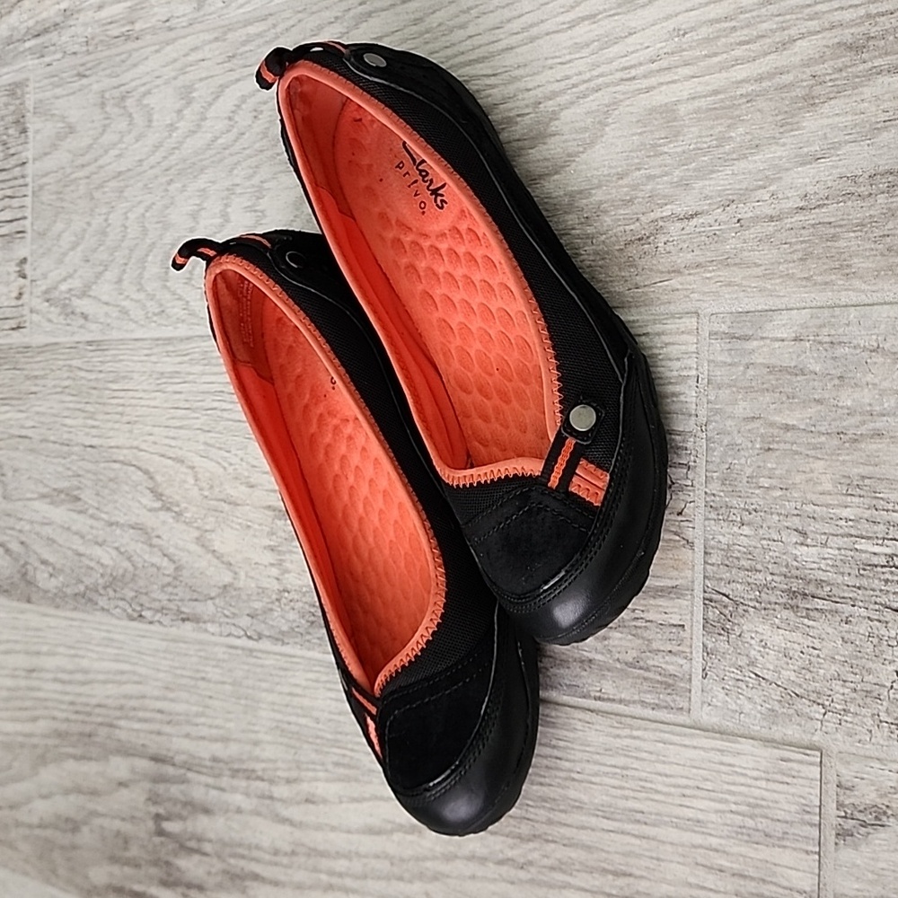 Clarks Privo Hot Orange/Black Slip On Flats - Picture 2 of 6